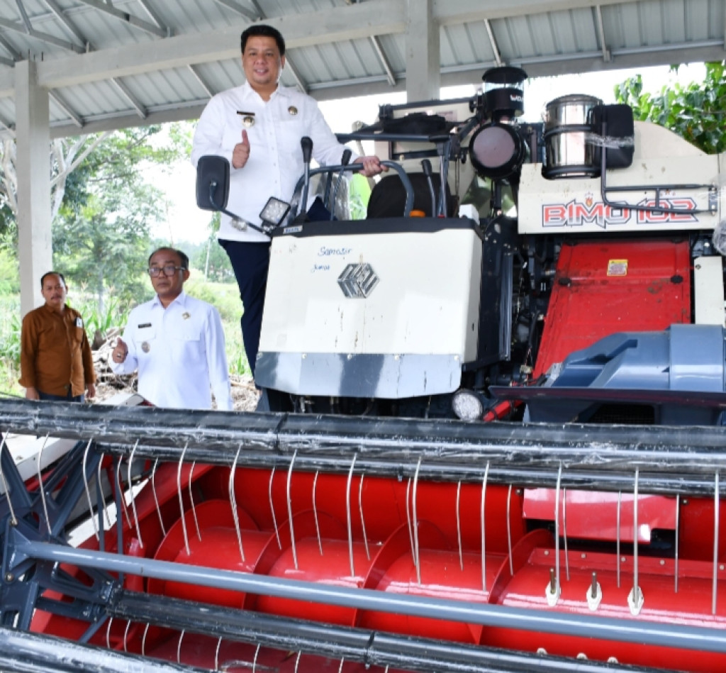 Bupati Samosir Serahkan Bantuan Alsintan Pada Kelompok Tani, Harapkan Bantuan yang di Berikan di Manfaatkan Secara Optimal