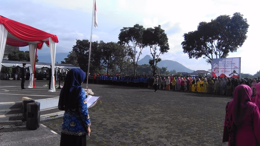 Bupati Sumedang Pimpin Upacara Peringatan Hari Ibu ke-97 dan Hari Bela Negara 2025