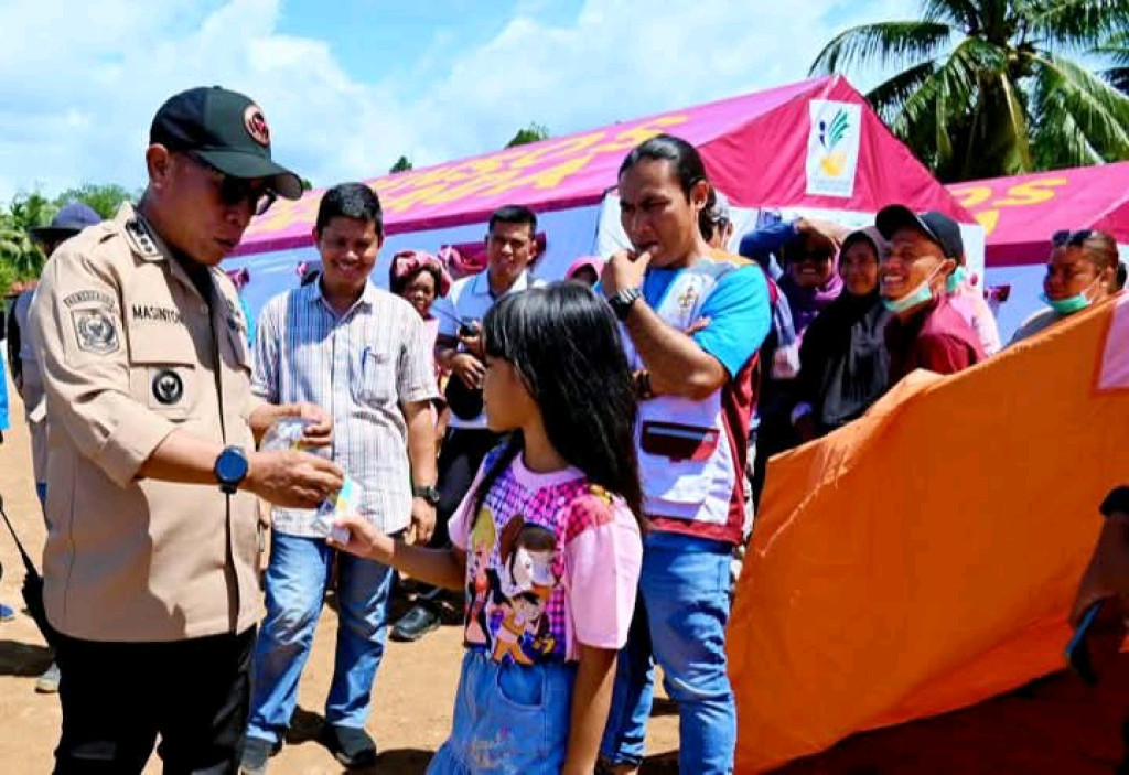 Bupati Tapteng Kunjungi Pengungsian Kebun Pisang, Negara Hadir untuk Warga Terdampak Banjir
