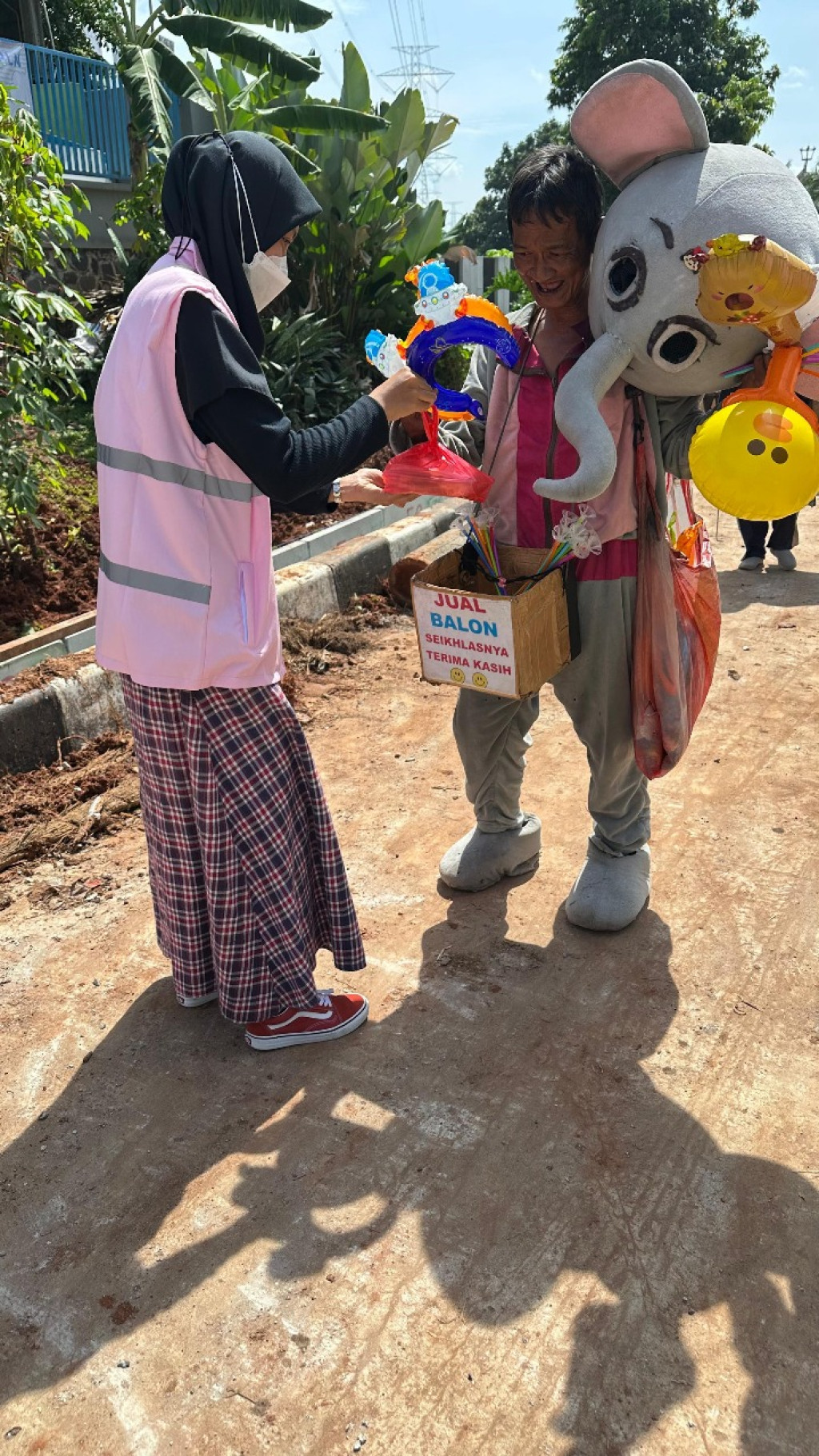 Cahaya dari Perempuan untuk Perempuan: Srikandi PLN Cikarang Sambung Listrik Gratis