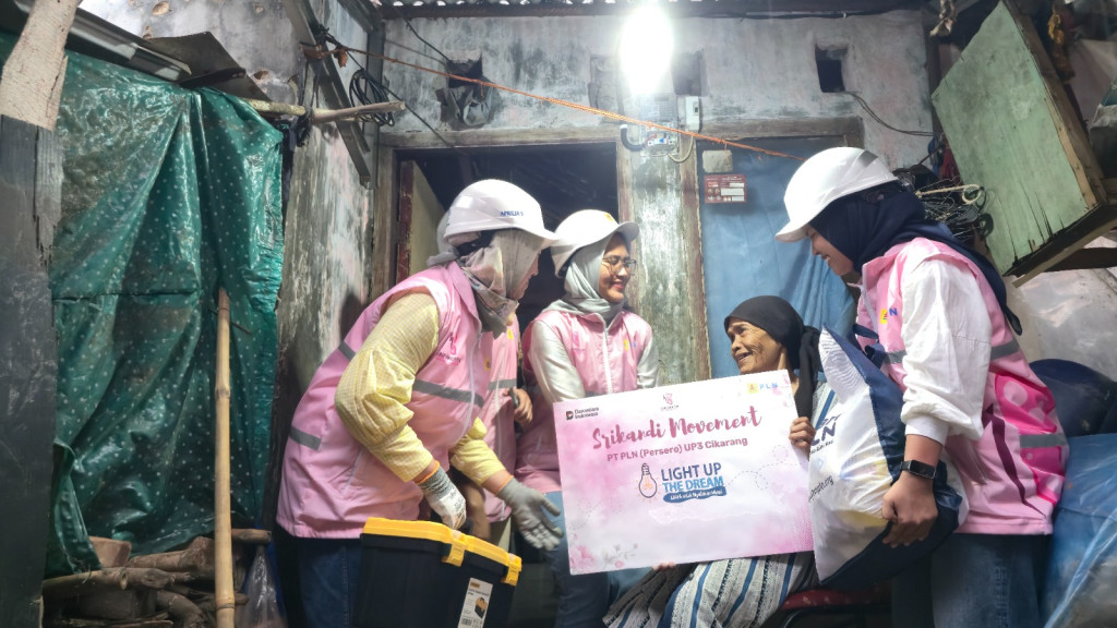 Cahaya dari Perempuan untuk Perempuan: Srikandi PLN Cikarang Sambung Listrik Gratis