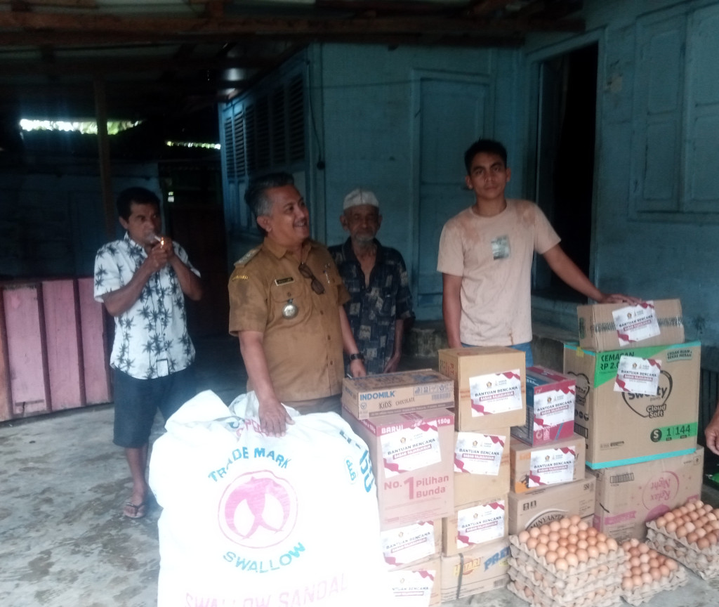 Camat Kotanopan Berikan Bantuan kepada Warga Terdampak Banjir dan Longsor di Desa Batahan