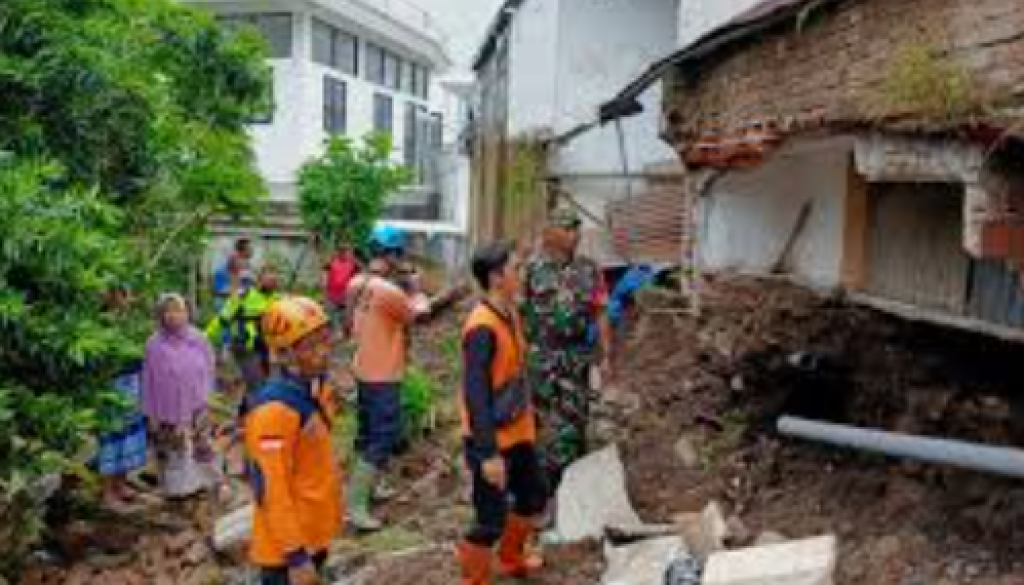 Curah Hujan Tinggi, Jakarta Selatan dan Timur Masuk Zona Rawan Longsor