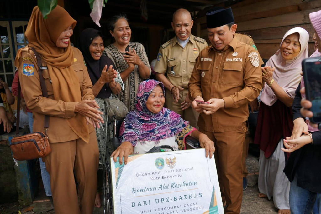 Dikunjungi Langsung Wali Kota dan Terima Bantuan Kursi Roda, Tangis Haru Titin Sumarni Pecah