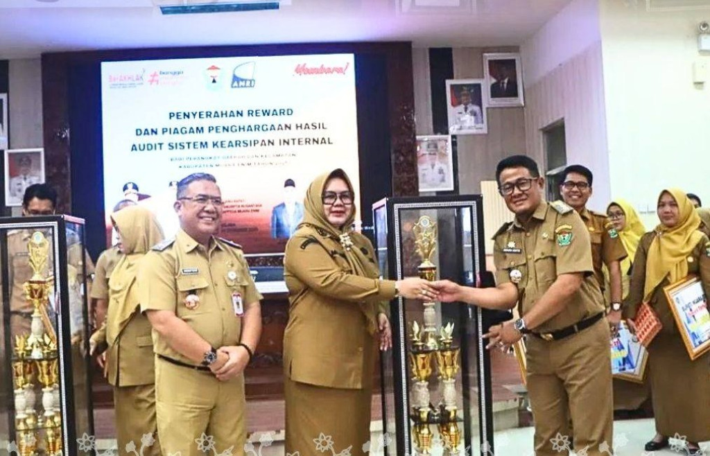 Dinas Perkebunan dan Kecamatan Gunung Megang Juara 1 Pengelolaan Arsip