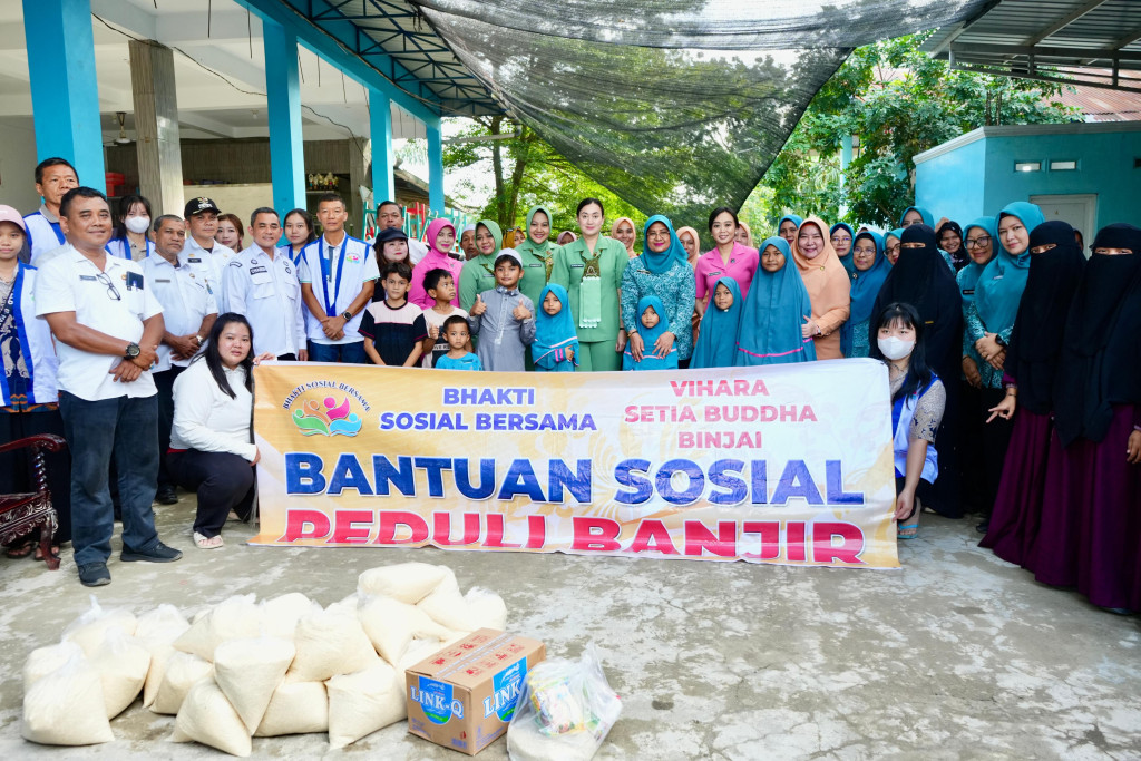 Direktur Keuangan Perum Bulog Selaku Utusan Presiden dan TP PKK Kota Binjai Serahkan Bantuan untuk Warga Terdampak Banjir