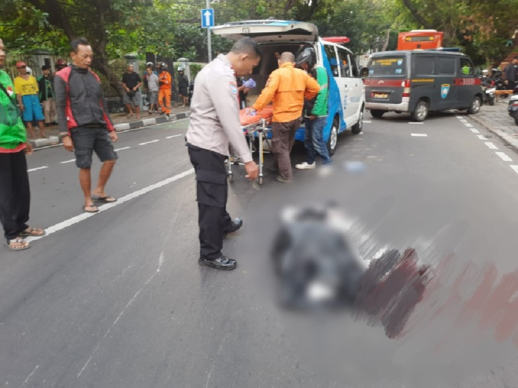 Ditabrak Bus Mini Trans Pemotor Tewas di Kebayoran Baru Jakarta Selatan