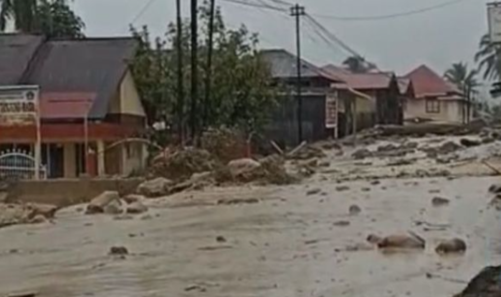 Diterjang Lumpur dan Batu, Jalur Bukittinggi–Lubuk Basung Lumpuh Total