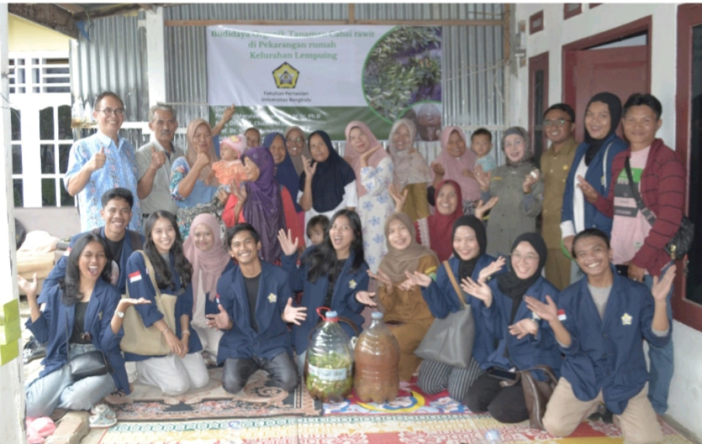 Dosen dan Mahasiswa Pertanian Unib Memotivasi Masyarakat Untuk Melanjutkan Budidaya Organik Tanaman Cabai di Kelurahan Lempuing Kota Bengkulu.