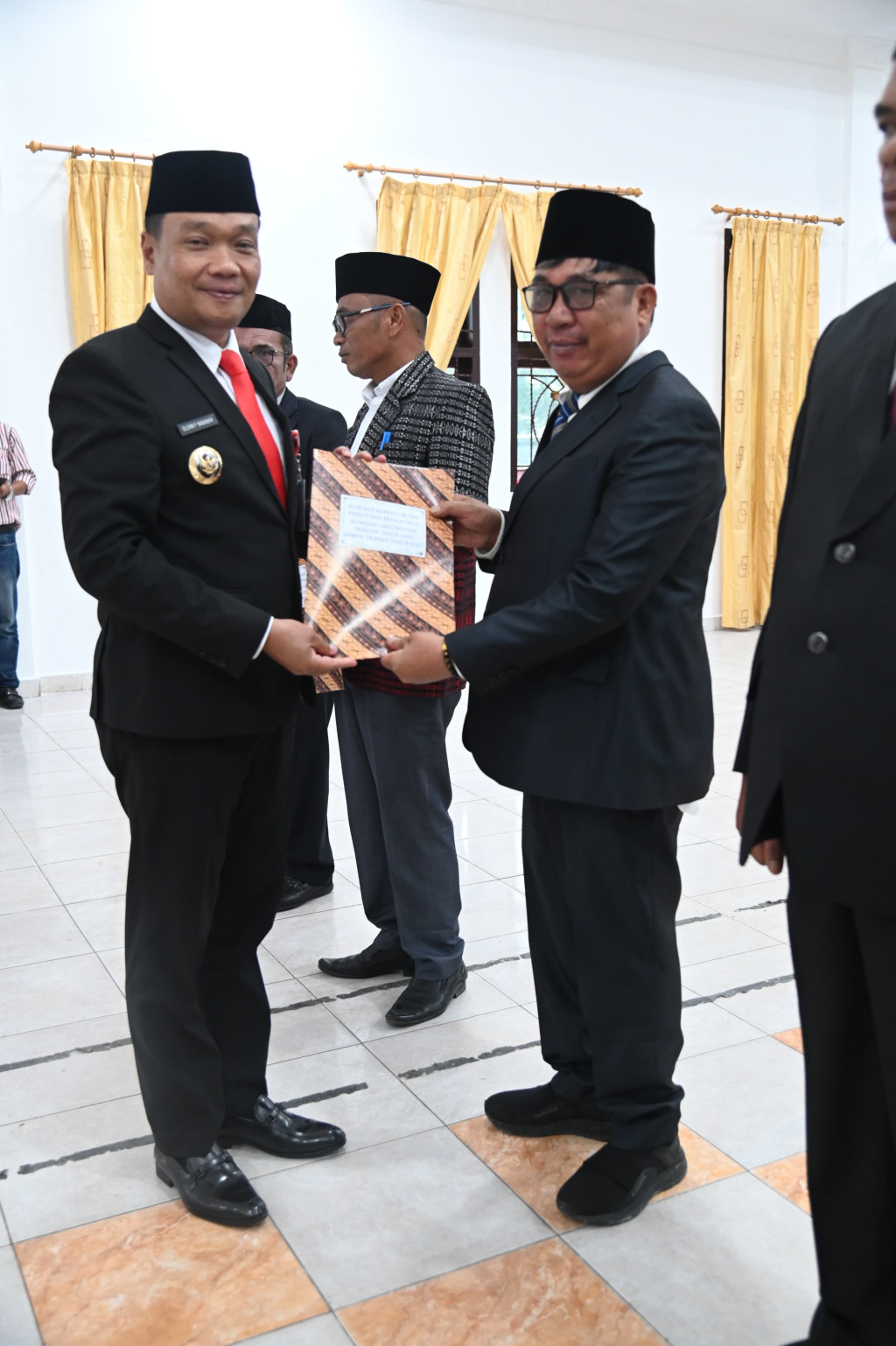 Dr Oloan Paniaran Nababan Lantik Pengurus Paguyuban Kepala Desa se Humbahas