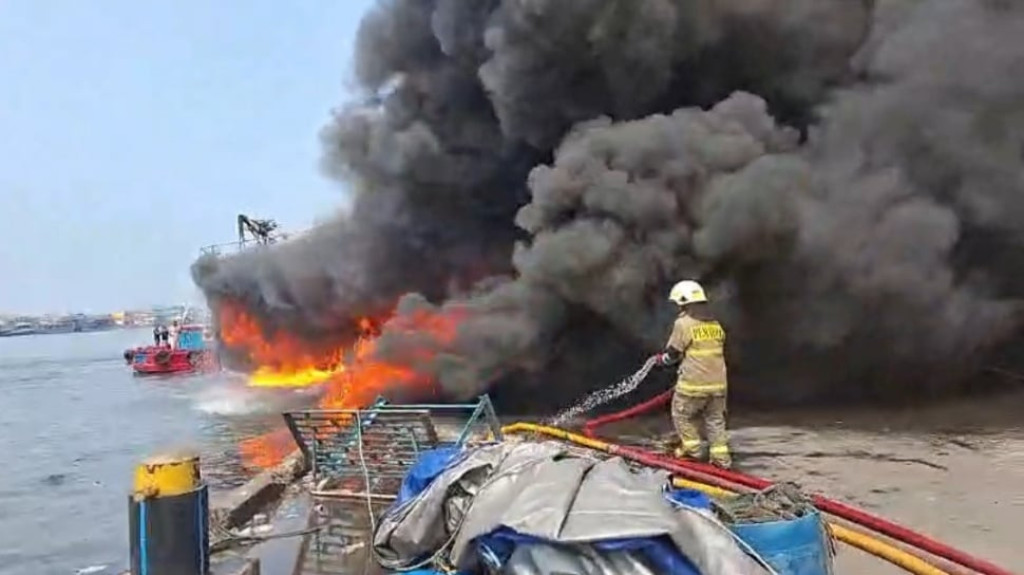 Dua Kapal Nelayan Terbakar di Muara Baru, Damkar Kerahkan Belasan Unit Pemadam