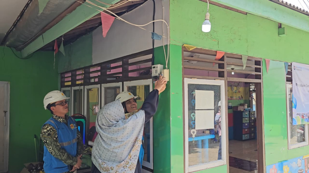 Dukung Pendidikan Indonesia, PLN Gunung Putri Pasang Listrik Gratis Sekolah PAUD Dahlia Desa Kranggan