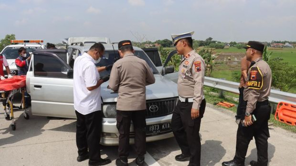 Empat Orang Tewas Misterius dalam Mobil di Tol Tegal