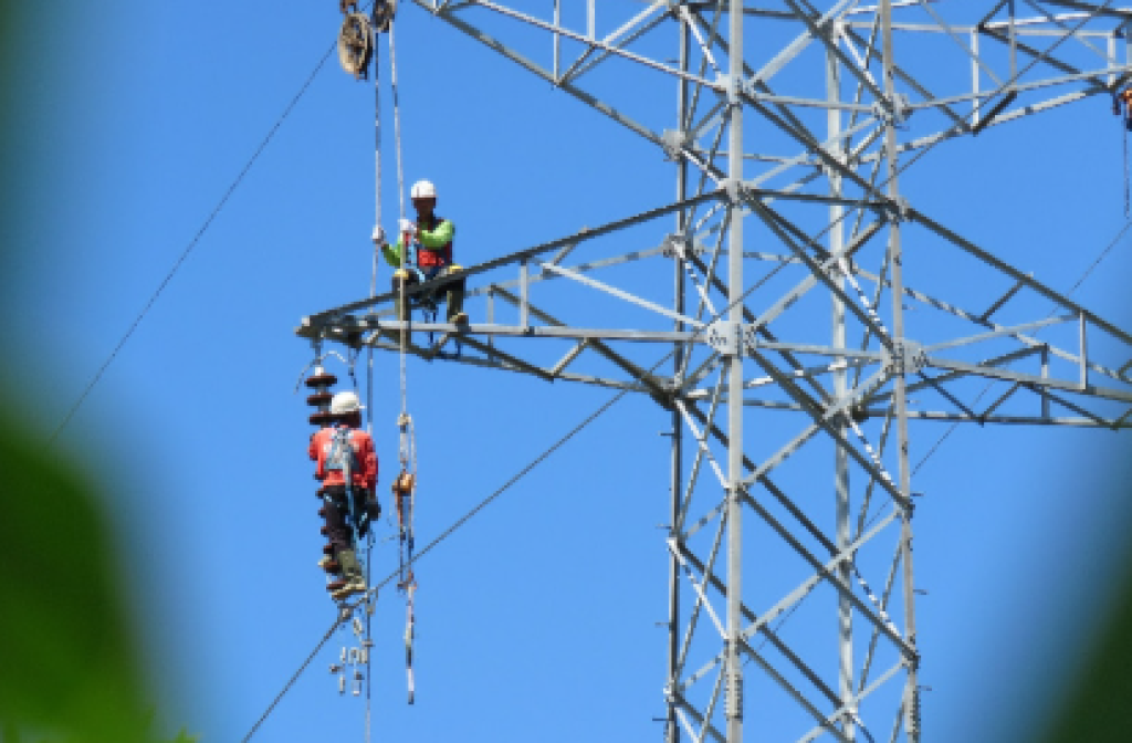 Enam Tower Roboh, PLN Berjuang Pulihkan Listrik Aceh Lewat Jalur Udara