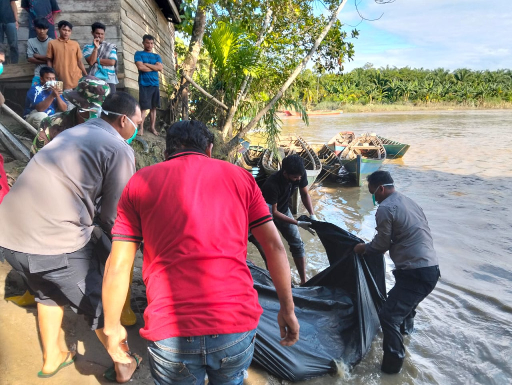 Evakuasi Penemuan Mayat Perempuan Tanpa Identitas di Aliran Sungai Lae Soraya Sultan Daulat Kota Subulussalam