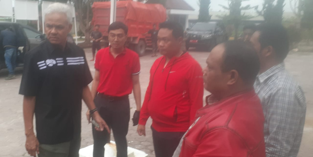 Ganjar Pranowo Bersama Tri Rismaharini Salurkan Bantuan ke-Humbahas