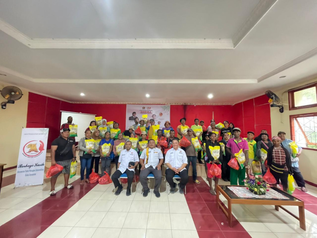 GEKIRA Papua Berikan Paket Sembako kepada 100 Petugas Kebersihan di Kota Jayapura