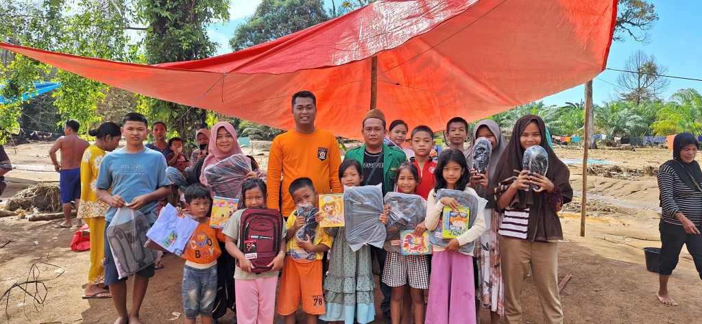 GP Ansor Tapteng Salurkan Bantuan Seragam dan Alat Tulis Kepada Keluarga Terdampak Banjir Bandang