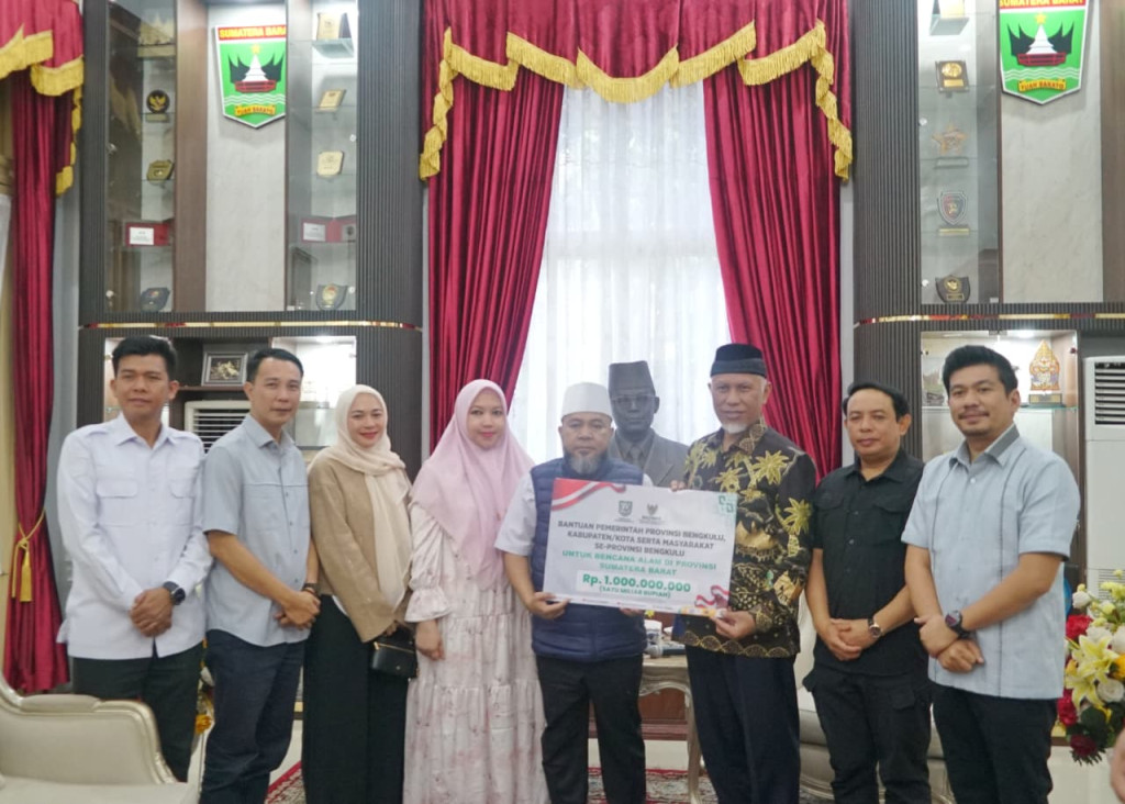 Gubernur Bengkulu Serahkan Bantuan Rp.1 Miliar untuk Korban Bencana di Sumatera Barat