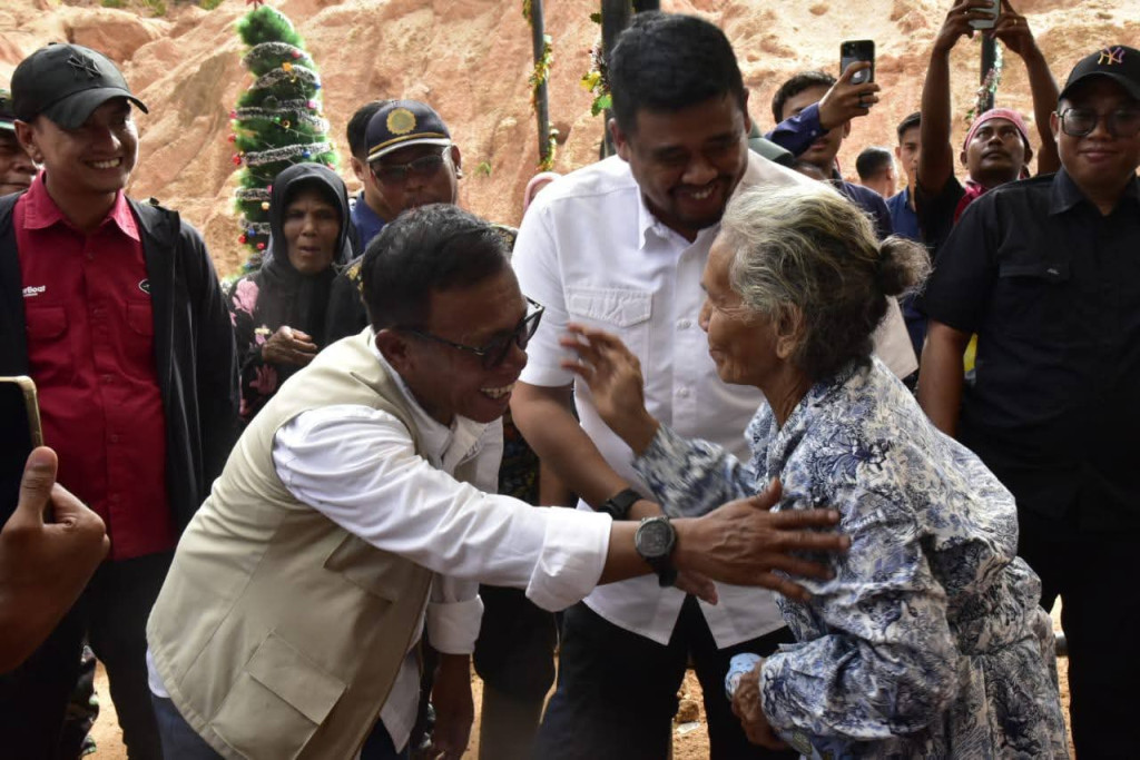 Gubsu Bobby dan Bupati Tapteng di Pengungsian Hutanabolon