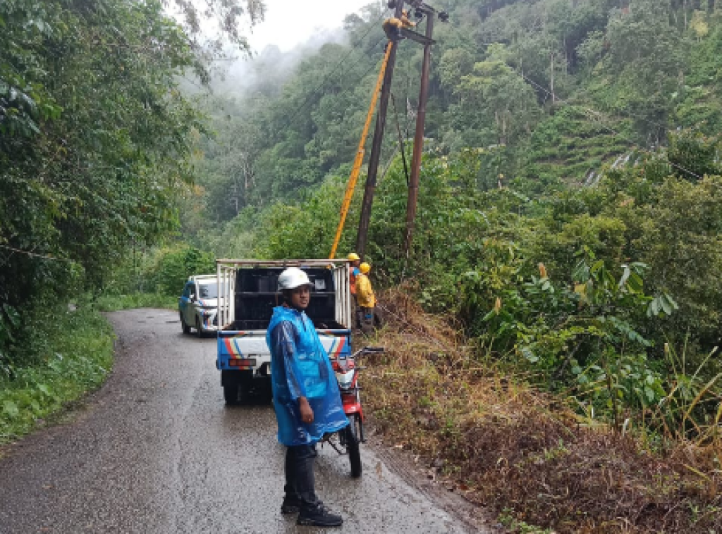 Helikopter Mengudara, Tower Darurat Dipancang: PLN Kerahkan Semua 'Senjata' Hadapi Krisis Listrik Sumatera