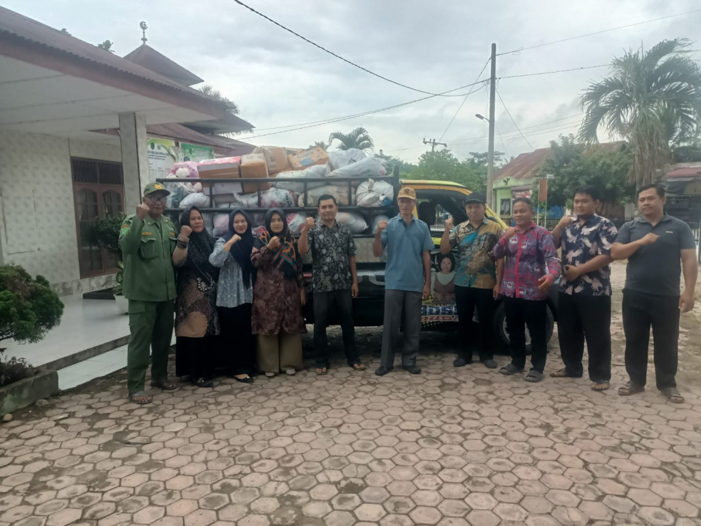 Instruksi Bupati Labura, Ribuan Warga Kumpulkan Bantuan Pakaian dan Makanan