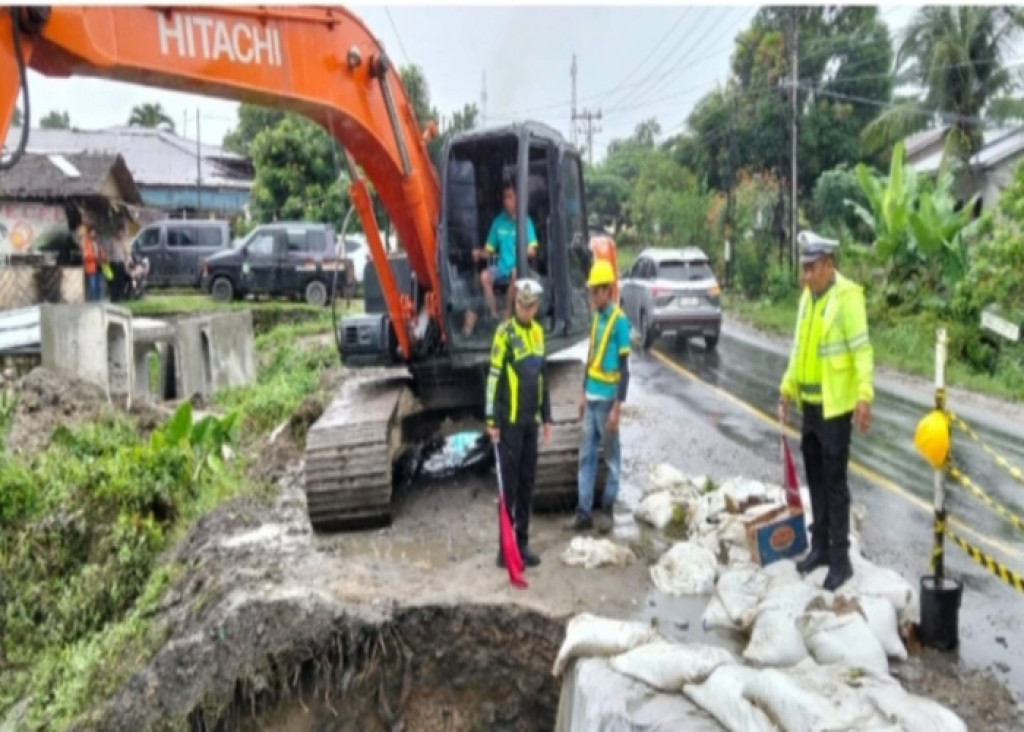 Jalan Lintas Sumatera di Labura Longsor, Polisi Terapkan Sistem Buka Tutup Lalu Lintas