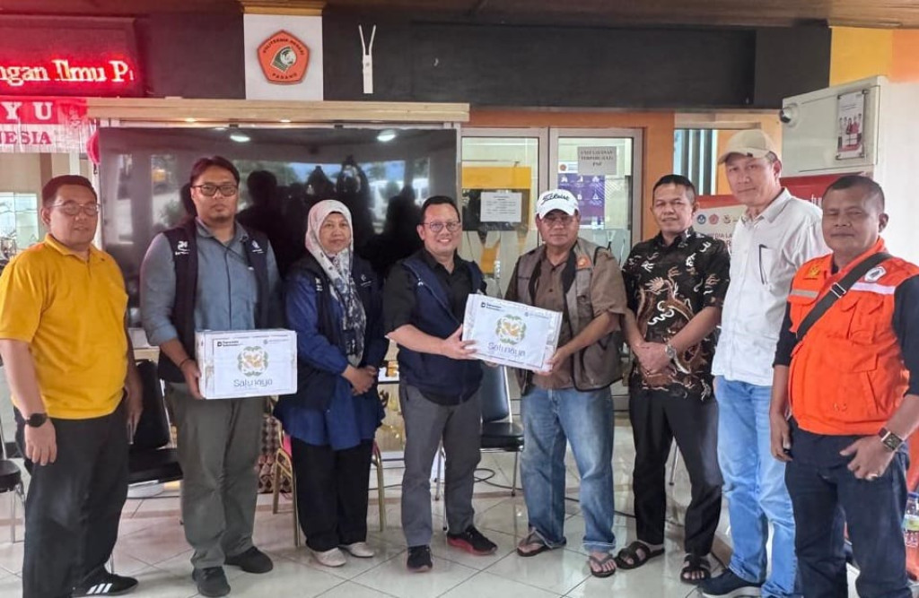 Jasaraharja Putera Salurkan Bantuan Darurat untuk Mahasiswa Terdampak Banjir di Kota Padang