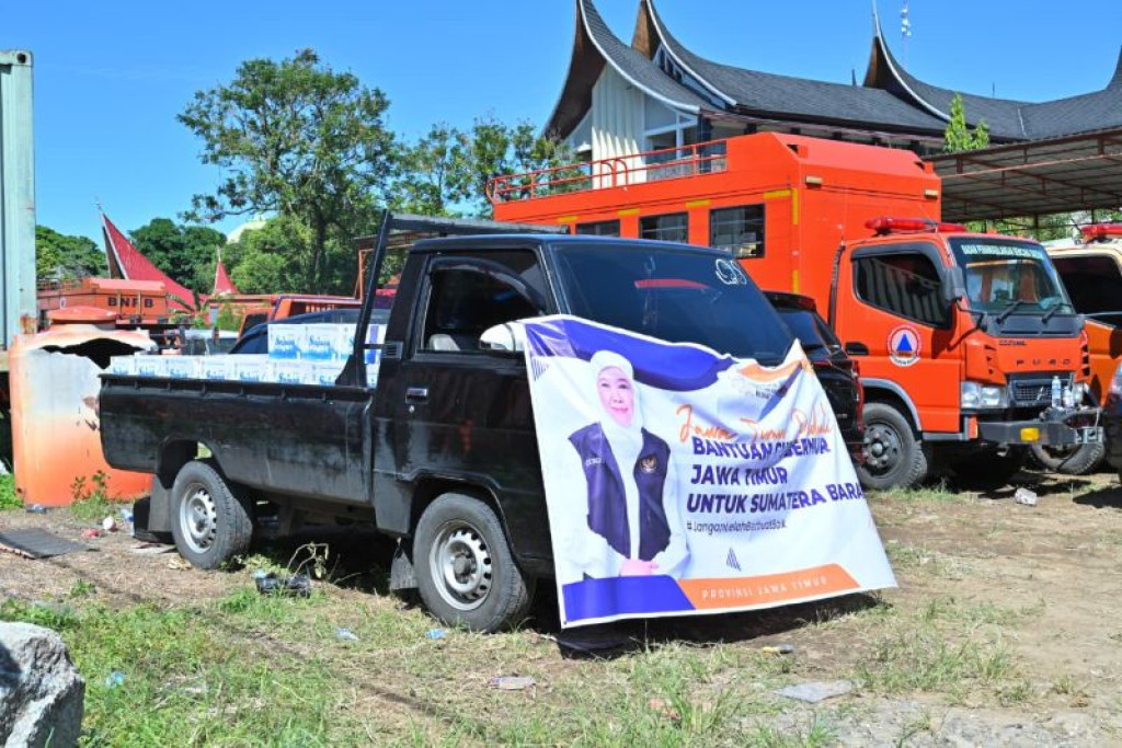Jatim Salurkan Bantuan Rp2,5 Miliar untuk Percepatan Penanganan Bencana di Sumbar