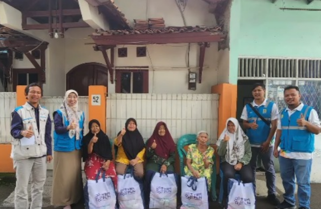 Jelang Hari Ibu, YBM PLN UP3 Cirebon Hadir untuk Para Ibu Pejuang Nafkah