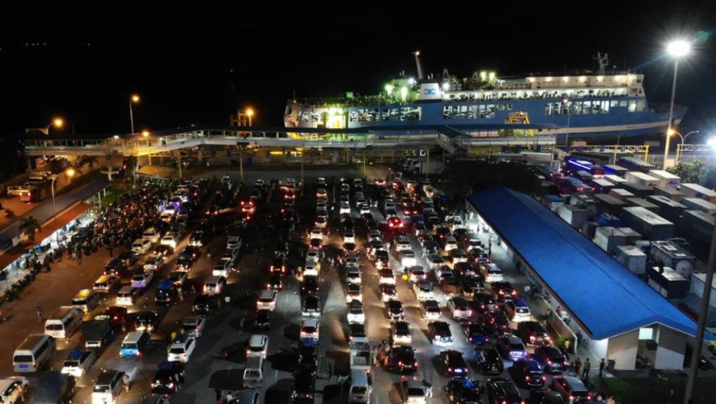 Jelang Natal 2025, Ribuan Kendaraan Padari Pelabuhan Bakauheni