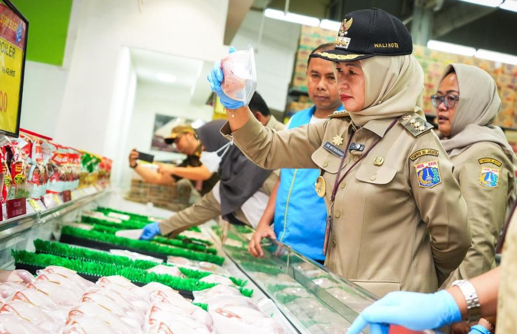Jelang Nataru 2026, Walkot Jakbar Turun Langsung Awasi Keamanan Pangan di Pasar