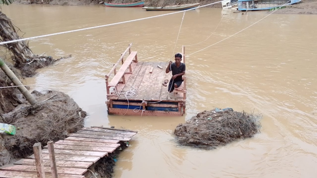 Jembatan Terputus Akibat Banjir, Rakit Apung Jadi Jalur Alternatif