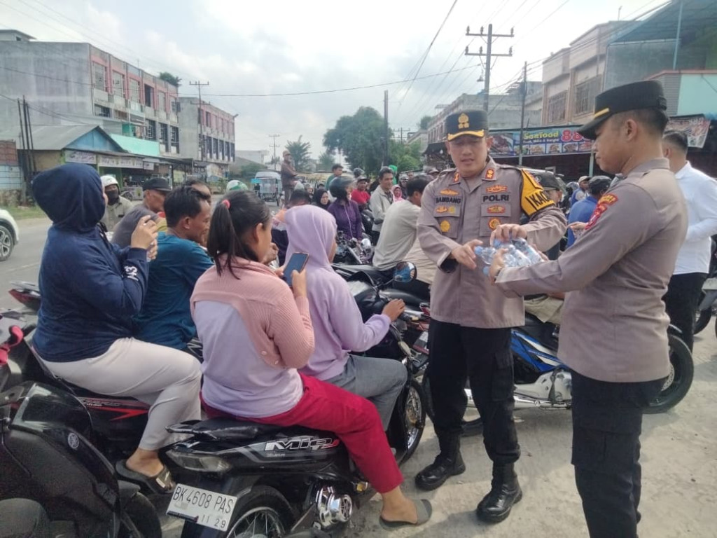 Kapolres Binjai Cek Langsung Lokasi SPBU Serta Bagikan Air Mineral Kepada Masyarakat Yang Sedang Antri BBM