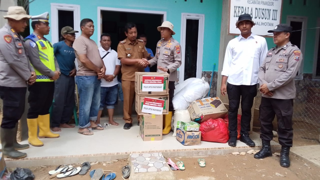Kapolres Tapteng Kunjungi Desa Parjalihotan, Berikan Bantuan Langsung ke Korban Banjir