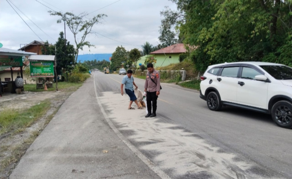 Kapolsek Simanindo Respon Cepat Laporan Masyarakat Akan Solar Tumpah di Jalan