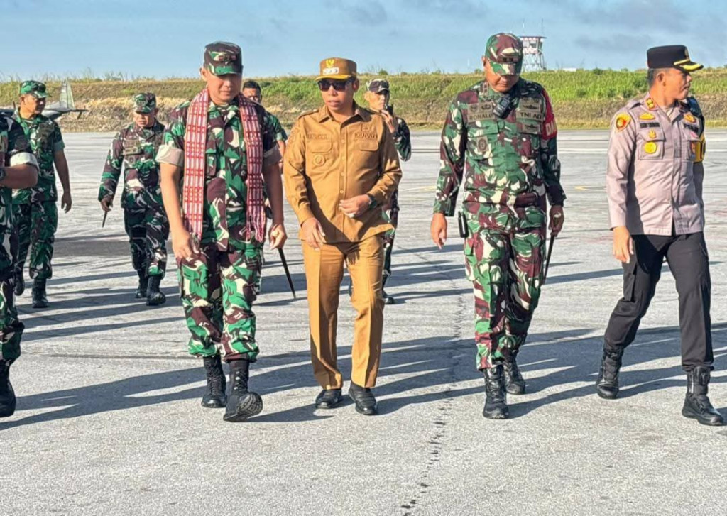 Kedatangan Pangdam I/BB di Bandara Silangit Disambut Hangat Bupati Taput