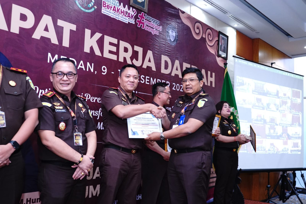 Kejaksaan Tinggi Sumatera Utara Gelar Rakerda Ahir Tahun 2025, Cabang Kejaksaan Tapanuli Utara Tirima Penghargaan