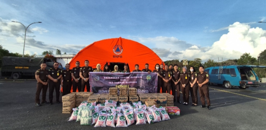 Kejari Samosir Turut Serta Beri Bantuan Bagi Masyarakat Yang Terkena Bencana Banjir Dan Tanah Longsor Di Taput