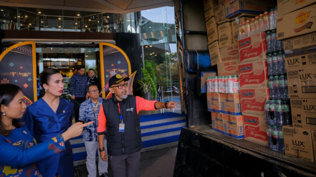 Kemenpar Kirim Bantuan untuk Korban Banjir Sumatra, Menpar Widiyanti: “Musibah Ini Menyisakan Duka Mendalam”