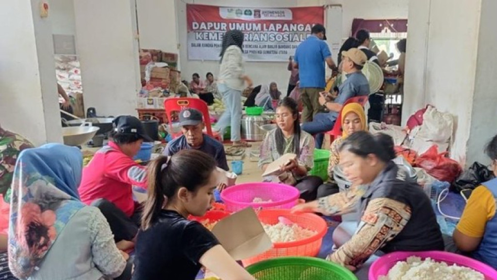 Kemensos dan BNPB Perkuat Respon Cepat Banjir Sumatera dengan Puluhan Dapur Umum