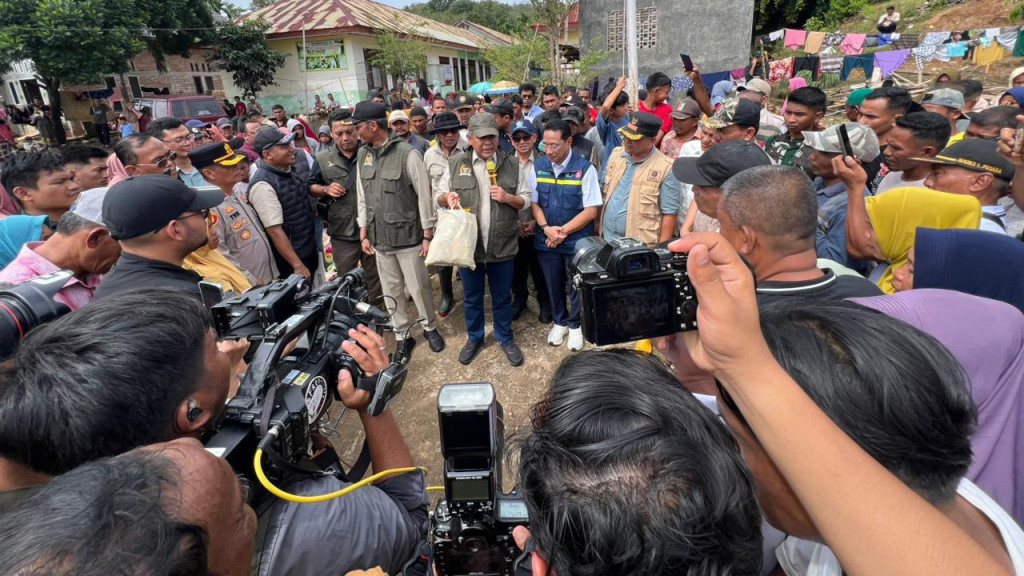 Ketua MPR RI Ahmad Muzani Salurkan 5.000 Paket Bantuan Banjir dan Longsor di Sumut