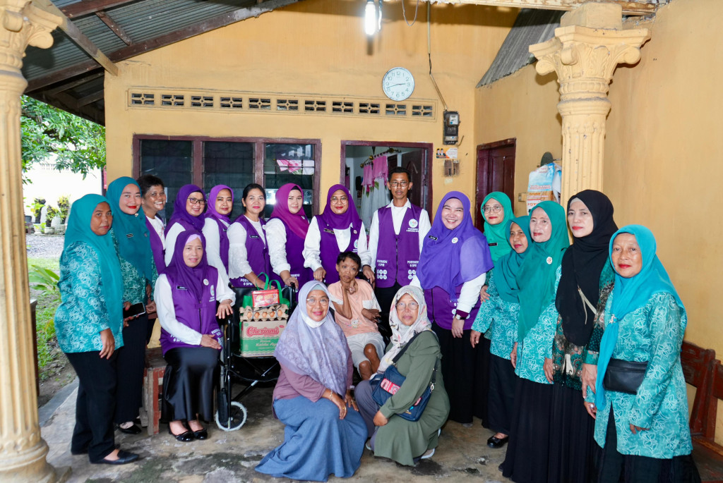 Ketua Tim Pembina Posyandu Kota Binjai Serahkan Bantuan kepada Penyandang Disabilitas