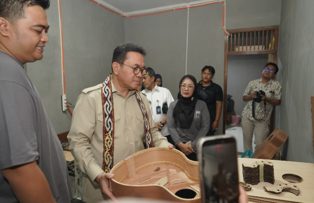Kunjungi Produsen Gitar Lokal di Klaten, Mendag: Penguatan Daya Saing Modal Utama Tembus Ekspor