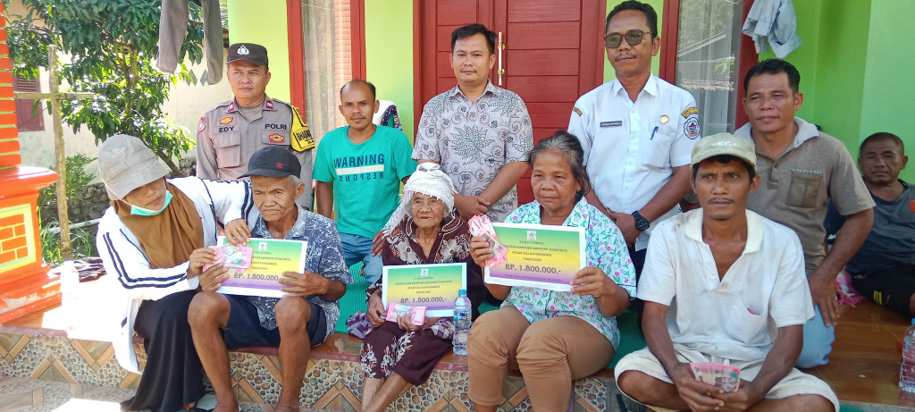 Lansia Desa Lubuk Ampolu Terima BLT Dana Desa Tahap III dan IV, Total 1,8 Juta Rupiah