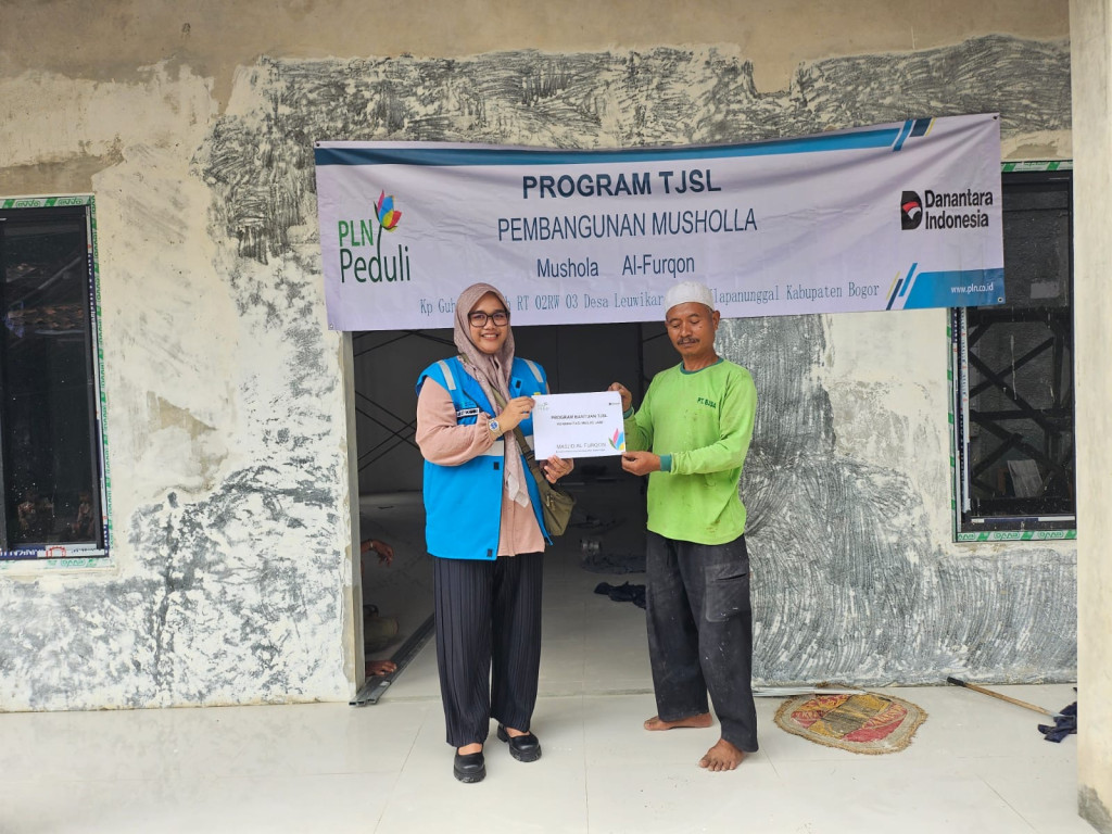 Lewat Program TJSL Salurkan, PLN Gunung Putri Beri Bantuan Renovasi Masjid Jami’ Al-Furqon