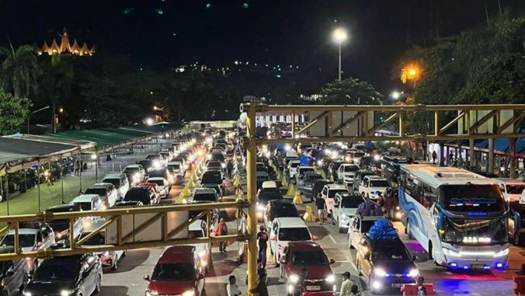 Lonjakan Kendaraan Pemudik di Pelabuhan Bakauheni Melonjak Menuju Merak
