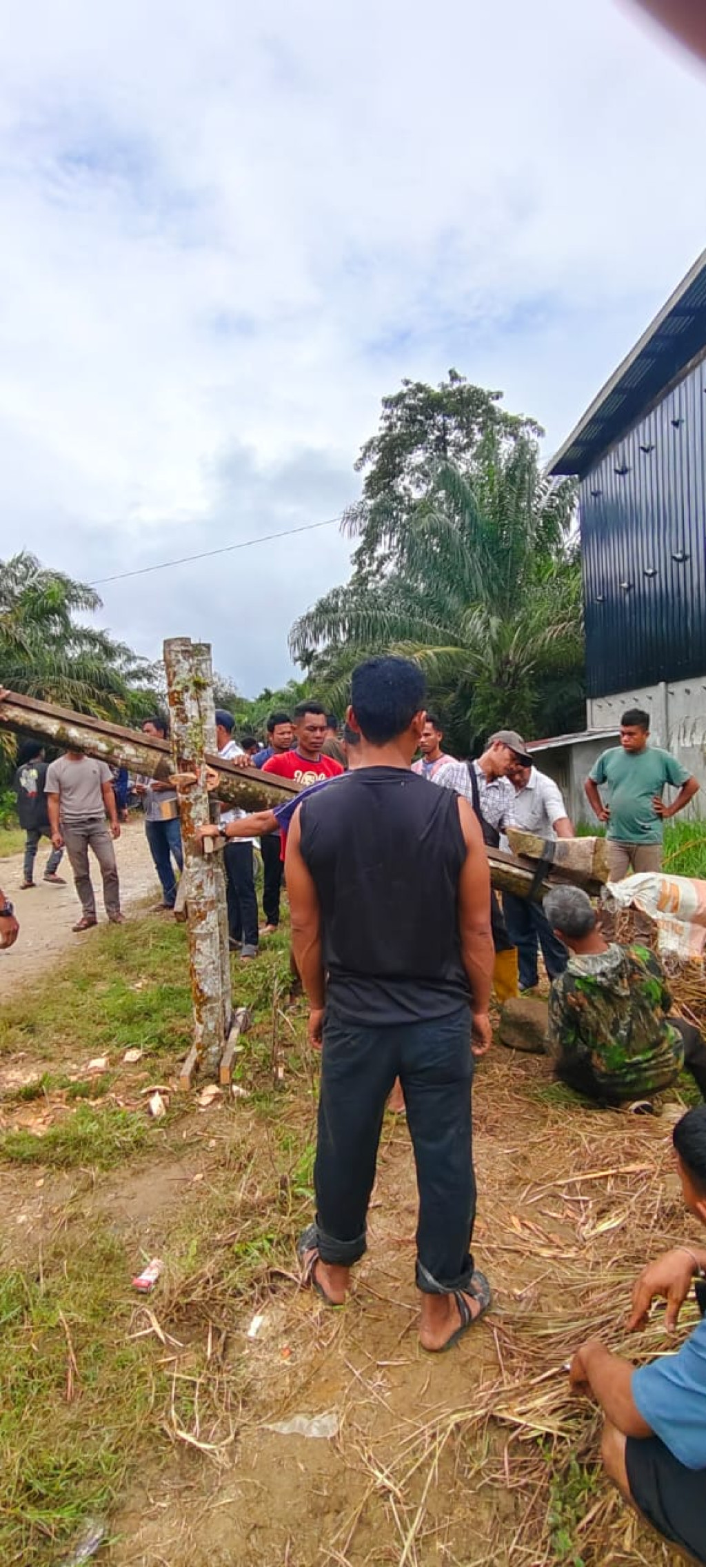 Masyarakat Desa Tualang Palang Jalan PT ASN, Buah Sawit Tak Bisa Dijual