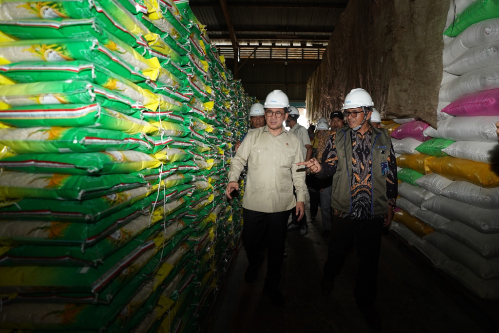 Mendag Busan Pastikan Ritel Modern dan Gudang Bulog di Kalimantan Barat Siap Hadapi Nataru