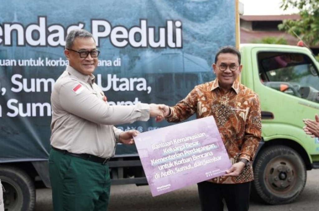 Mendag Busan Serahkan Donasi Kemendag Peduli untuk Korban Bencana di Sumatra